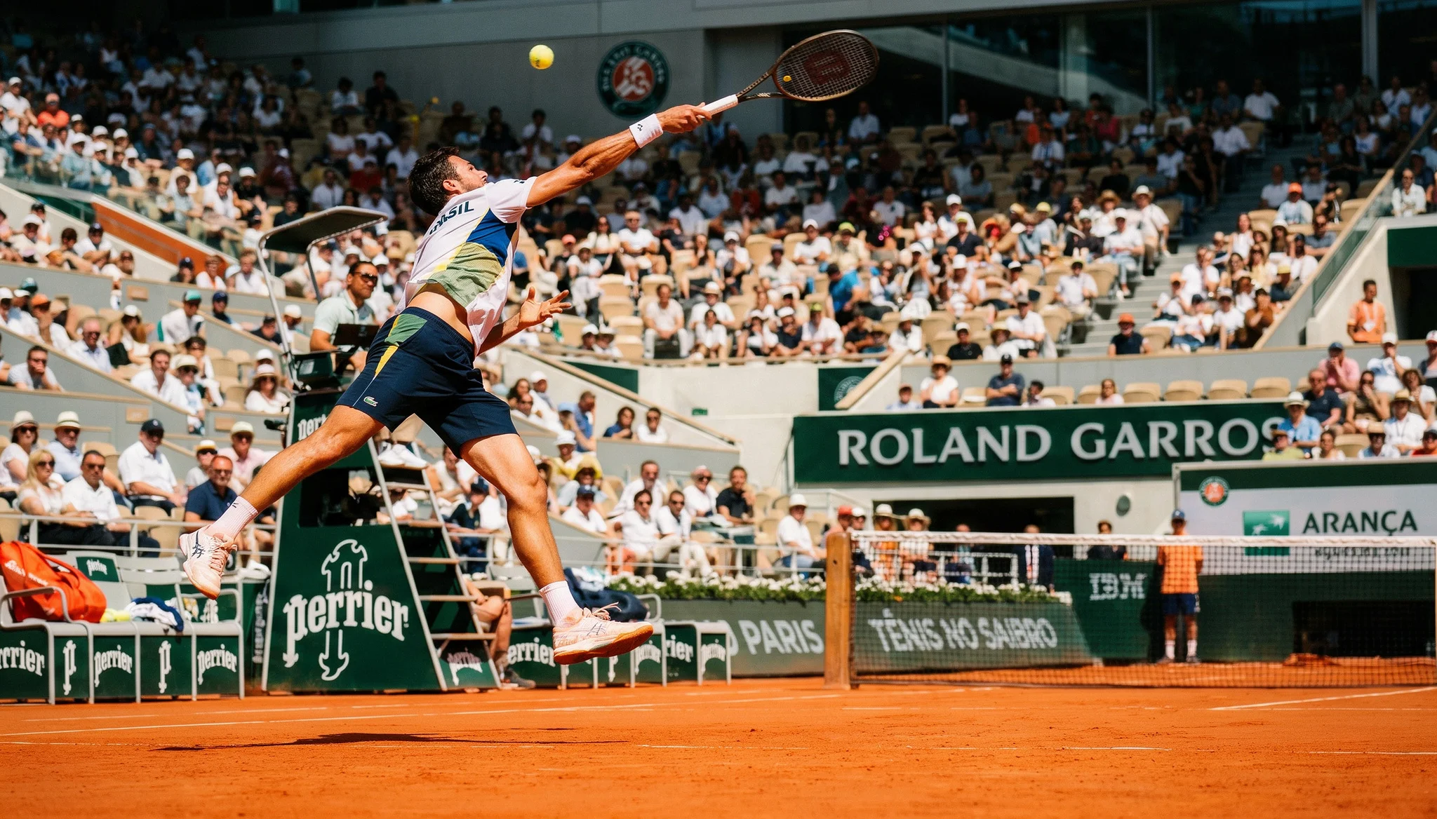 Jogador de tenis a servir num court de terra batida